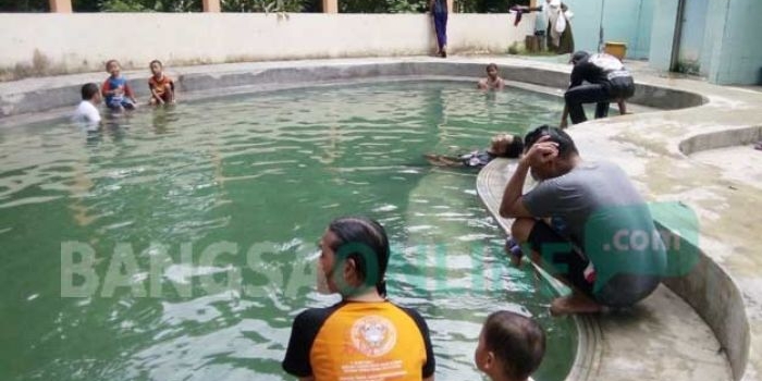 Para pengunjung yang menikmati kolam renang air hangat. foto: SUWANDI/ BANGSAONLINE