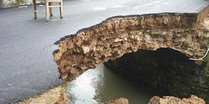 Kondisi badan jembatan yang ambrol diterjang banjir bandang. Foto: istimewa