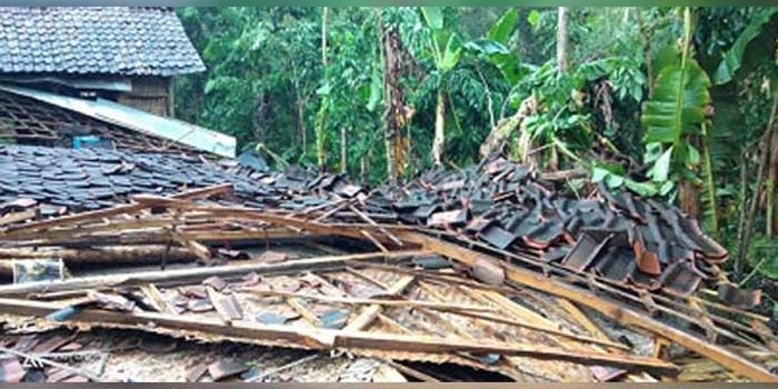 Salah satu rumah warga yang rusak terkena puting beliung.