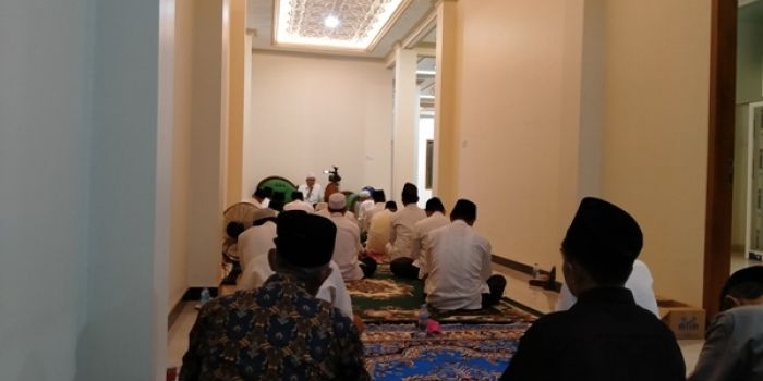 Suasana salat malam, istighatsah, dan doa bersama para kiai yang dipimpin Prof. Dr. KH. Asep Saifuddin Chalim, M.Ag di lingkungan Pondok Pesantren Amanatul Ummah Jalan Siwalankerto Utara Surabaya, Selasa (2/6/2020) malam. foto: MMA/ bangsaonline.com  