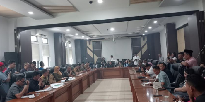 ratusan-lc-datangi-dprd-pasuruan-minta-payung-hukum-lujeng-pasang-badan-jika-ada-prostitusi