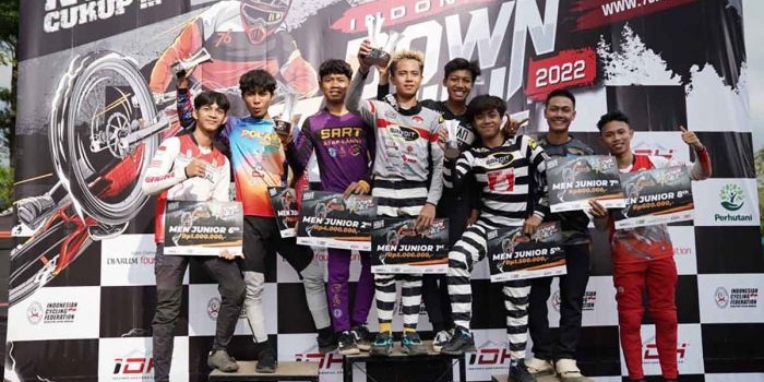 Rider ISSI Kota Batu bersma para juara dalam kelas Men Junior di ajang Indonesian Downhill di Ternadi Bike Park, Kudus.