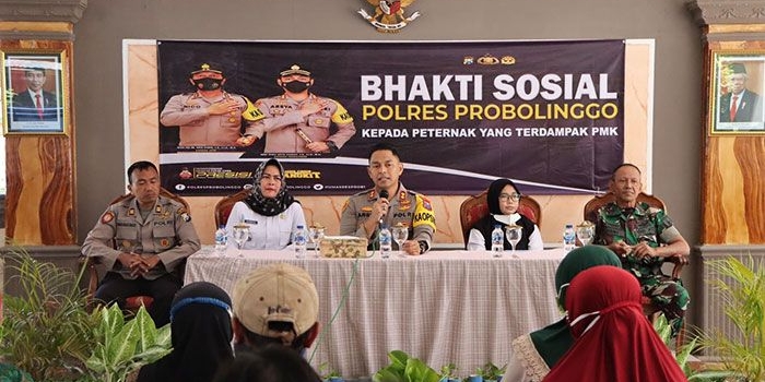 Kapolres Probolinggo, AKBP Teuku Arsya Khadafi, bersama Kepala Dinas Peternakan Jatim, Indyah Ariyani, saat mensosialisasikan wabah PMK.