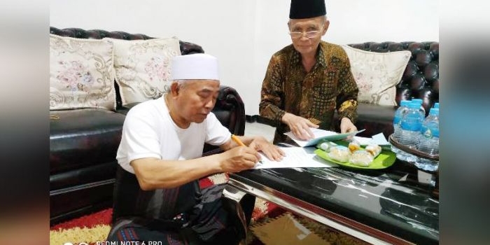 Dr. KH. Asep Saifuddin Chalim, MA menandantangani dokumen penyerahan tanah wakaf Markas Besar Oelama (MBO) Jawa Timur kepada PBNU di Guest House Institut KH. Abdul Chalim Pacet Mojokerto Jawa Timur, Rabu (13/11/2019). Tampak juga KH Sholeh Hayat, utusan PWNU Jatim yang ditugasi minta tandangan Kiai Asep. Saat penandatangan itu juga disaksikan Drs Fathurrohman, salah satu ketua PCNU Kota Surabaya dan M Mas