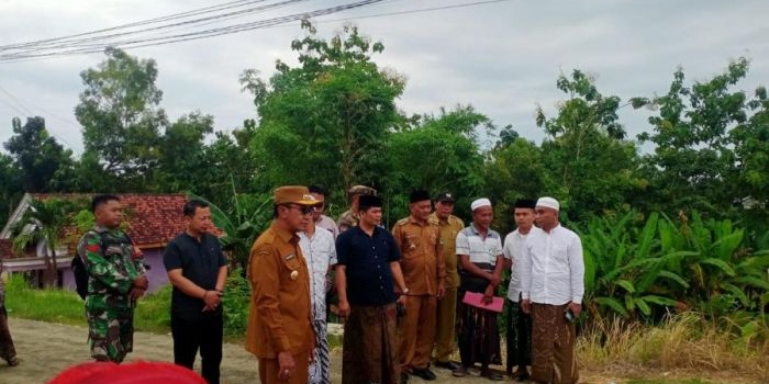 bupati-pamekasan-tinjau-perbaikan-jalan-swadaya-warga-desa-pasanggar-sepanjang-10-km