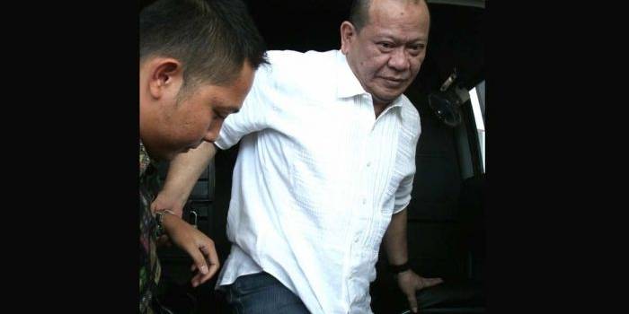 Tersangka kasus dugaan korupsi penyalahgunaan dana hibah di Kadin Jawa Timur, La Nyalla Mattalitti dikawal petugas turun dari mobil saat sampai di Gedung Bundar Kejaksaan Agung, Jakarta, Selasa (21/6). foto: merdeka.com