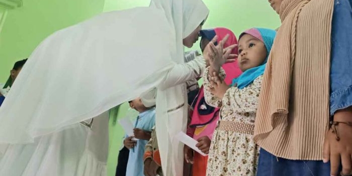 lulus-dengan-nilai-terbaik-neng-iim-gelar-syukuran-dan-santuni-yatim