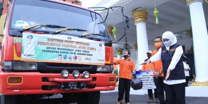 Gubernur Jawa Timur Khofifah Indar Parawansa saat memberangkan bantuan. foto: ist/ bangsaonline.com