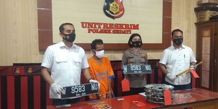 Tersangka saat diamankan di Mapolsek Sedati. (foto: ist)