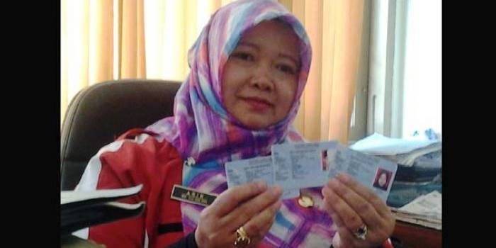 Ari Januarsih, Kabid PP, Dispendukcapil Pacitan menunjukkan e-KTP. foto: BANGSAONLINE