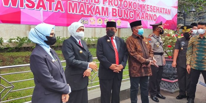 Rombongan Gubernur Khofifah tiba di Makam Bung Karno (MBK) sekira pukul 08.00 WIB.