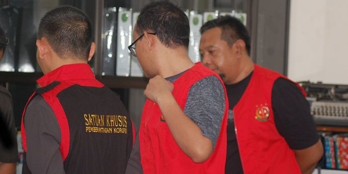 Petugas Tim Satuan Khusus Kejari Trenggalek saat melakukan penggeledahan di PN Trenggalek (kiri), berikut kedua tersangka korupsi (dari kanan).