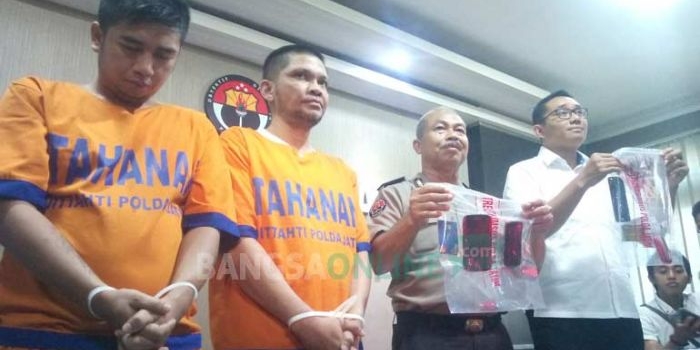 Kedua tersangka saat dirilis di Mapolda Jatim. foto: ANATASIA/ BANGSAONLINE