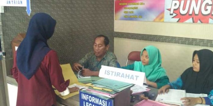 Salah satu warga saat mendatangi kantor Dispendukcapil untuk meminta legalisir. foto: EKY NURHADI/ BANGSAONLINE