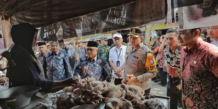 Bupati dan Kapolres Blitar saat sidak ke Pasar Wlingi.