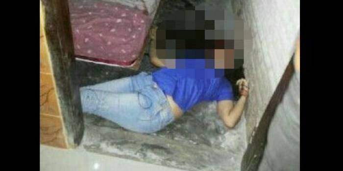 Mela Ardiana tergeletak di lantai bersimbah darah. Foto: fery/BANGSAONLINE