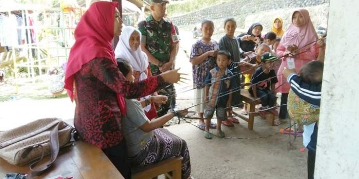 Tim kesehatan dari TNI saat membantu pemeriksaan kesehatan warga Dusun Kalitelu, Desa Dompyong, Kecamatan Bendungan, Trenggalek.