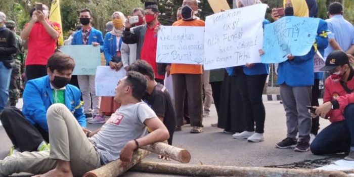 Mahasiswa dan sejumlah warga Blitar Selatan saat menggelar aksi teatrikal memprotes alih fungsi lahan.