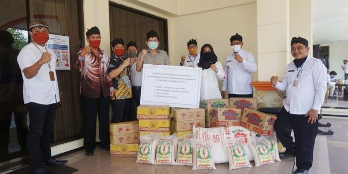 Penyerahan bantuan dari perwakilan warga Tionghoa ke Wali Kota Mojokerto.