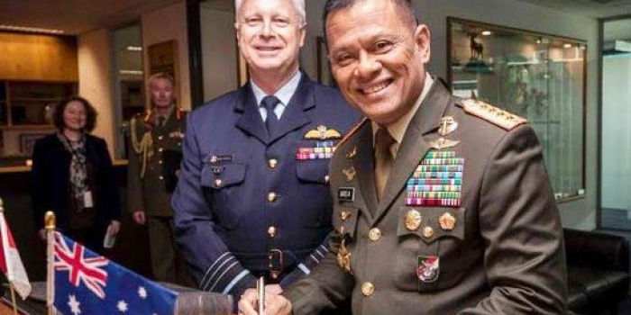 Kepala Angkatan Udara Australia Marsekal Mark Binskin dan Panglima TNI Jenderal Gatot Nurmantyo sebelum kasus penghinaan terhadap Pancasila terungkap.