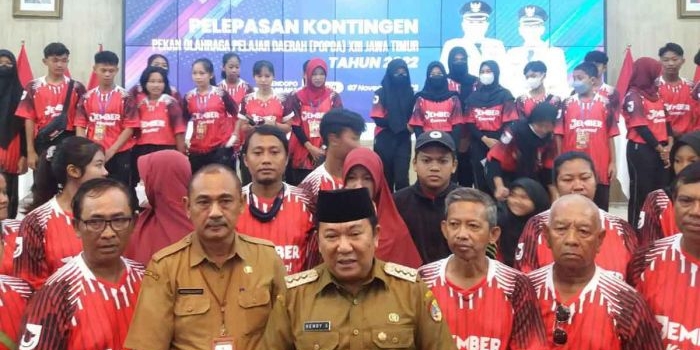 Bupati Jember, Hendy Siswanto, saat melepas kontingen Popda XIII Jawa Timur.