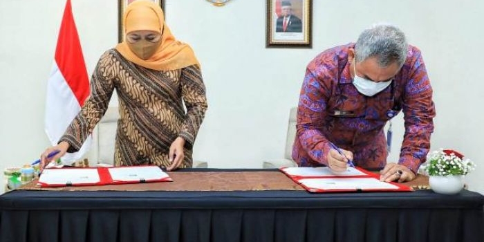 Gubernur Jatim Khofifah Indar Parawansa bersama Kepala Perwakilan BPKP Provinsi Jatim Alexander Ruby Setyohadi disaksikan Mendagri Tito Karnavian dan Kepala BPKP Muhammad Yusuf Ateh secara virtual di Hotel Wyndham OPI Palembang, Rabu (2/12). foto: ist/ bangsaonline.com