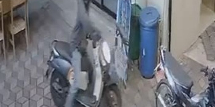 terekam-cctv-honda-scoopy-milik-penjaga-kos-di-prigen-pasuruan-diembat-maling