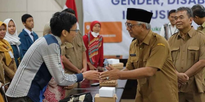 Wakil Wali Kota Kediri saat menyalami peserta Musrenbang. Foto: Ist