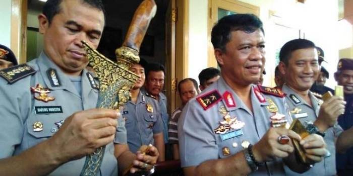 Kapolda Sulsel Irjen Pol Anton Charliyan menunjukkan emas diduga palsu dan keris yang ditemukan di kediaman Alm. Hj Najemiah di Jalan Sunu, Makassar, Selasa (4/10).