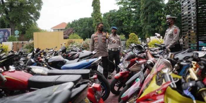 Kapolres Probolinggo Kota, AKBP RM. Jauhari saat meninjau motor-motor milik pelaku kejahatan maupun hasil kejahatan.