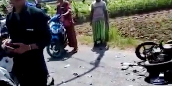 Kecelakaan beruntun yang melibatkan 3 sepeda motor di Jalan Desa Tattangoh, Kecamatan Proppo, Kabupaten Pamekasan.