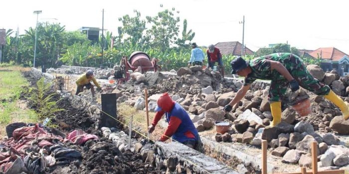 tmmd-ke-126-di-sidoarjo-bangun-plengsengan-irigasi
