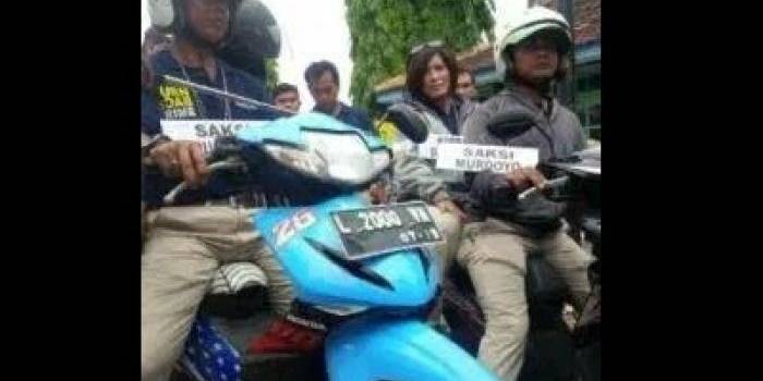 Rekonstruksi penyiraman air keras yang diperankan oleh peran pengganti. foto: ist