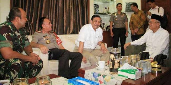 Menko Kemaritiman Luhut Binsar Pandjaitan, Kapolda Metro Jaya Irjen M Iriawan, dan Pangdam Jaya Mayjen TNI Teddy Lhaksmana saat mendatangi kediaman Ketua Umum MUI Maruf Amin di Koja, Jakarta Utara, Rabu (1/2) malam. 