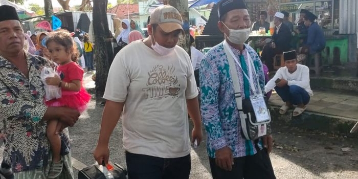 Holili Addrae Sai (kanan) saat diantarkan keluarga menuju Pendopo Trunojoyo. Foto: MUTAMMIM/ BANGSAONLINE