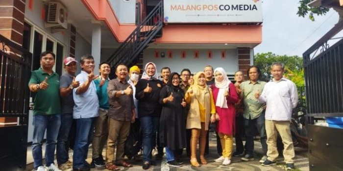 HARIAN BANGSA-BANGSAONLINE.com dan Malang Posco Media (MPM) foto bersama di depan Rumah Kita MPM di Jalan Jembawan VII, Sawojajar, Malang, Rabu (12/10/2022).