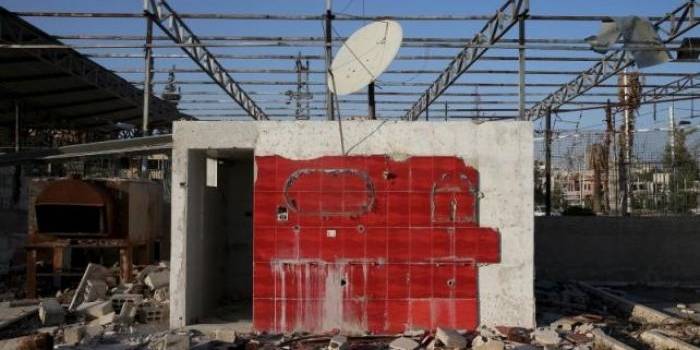 Sebuah toilet yang rusak berdiri di tengah-tengah puing-puing di kota Douma di Ghouta timur Damaskus 17 Oktober 2015.
Reuters / Bassam Khabieh
