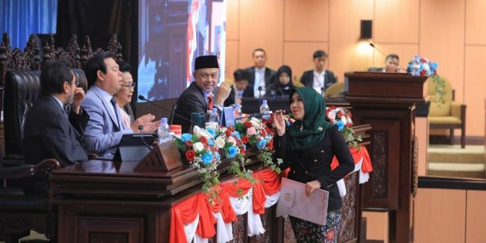 gelar-triple-ning-lia-istifhama-bikin-ketua-dpd-ri-kepo-kuliah-tiga-kampus-sekaligus