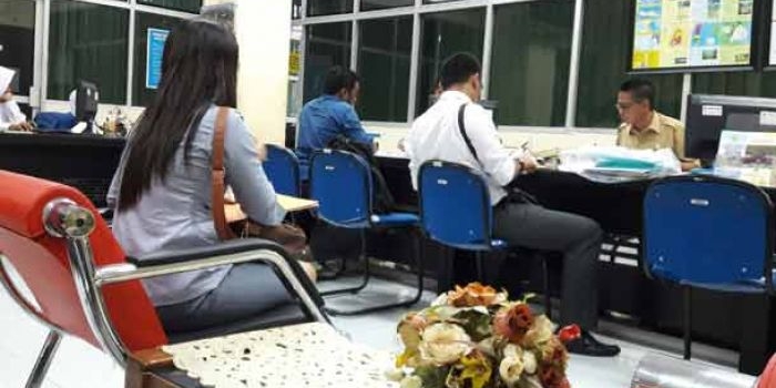 Suasana pelayanan perizinan di BPTSP Pemkab Gresik. foto: SYUHUD/ BANGSAONLINE