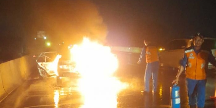 korsleting-diduga-picu-kebakaran-mobil-di-tol-surabaya-gresik