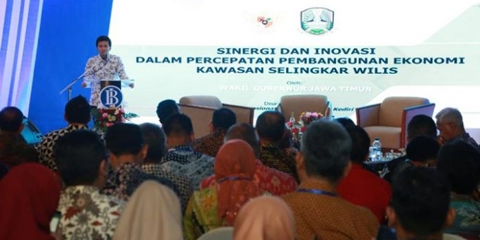 Wakil Gubernur Jatim Emil Elestianto Dardak saat memberikan materi dalam seminar nasional yang diselenggarakan BI Kediri.