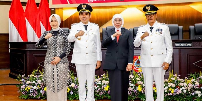 Gubernur Khofifah (tiga dari kiri) saat acara sertijab Bupati dan Wakil Bupati Jember. (Ist)