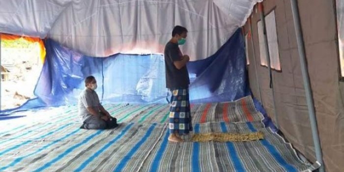 Mushalla darurat di Dusun Iburaja Desa Kaliuling, Tempurrejo, Lumajang yang telah siap digunakan. foto: ist