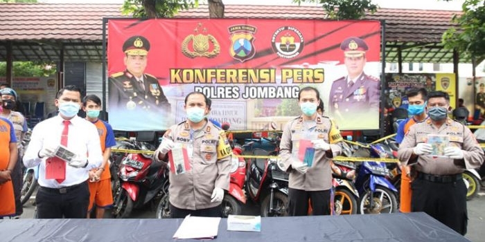 Kapolres Jombang AKBP Boby Pa’ludin Tambunan saat menggelar rilis pers penangkapan makelar motor.