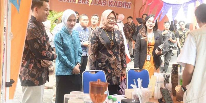 hadir-di-acara-wisuda-universitas-kadiri-vinanda-ciptakan-lapangan-kerja-jangan-berhenti-belajar