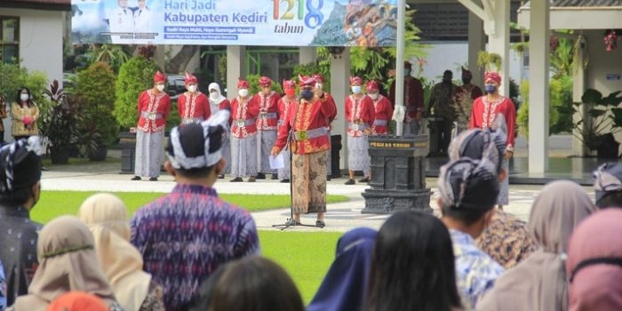 
Bupati Kediri Hanindhito Himawan Pramana saat memimpin apel Hari Jadi Kabupaten Kediri ke-1.218. (Ist). 