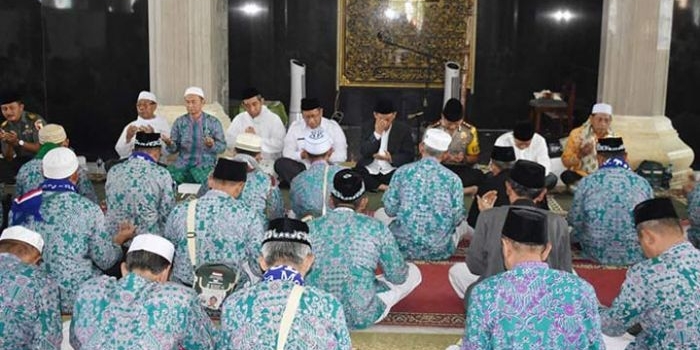 Wawali Mojokerto saat menyambut kedatangan ibadah haji di Masjid Agung Al Fattah.