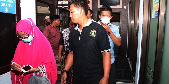 Sejumlah tersangka yang diduga terlibat korupsi APBDes TA 2016 saat berada di Mapolres Bangkalan.