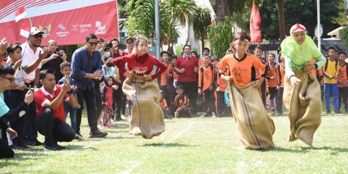 Wali Kota Kediri Abdullah Abu Bakar saat memberi semangat pada lomba balap karung. Foto: Ist.