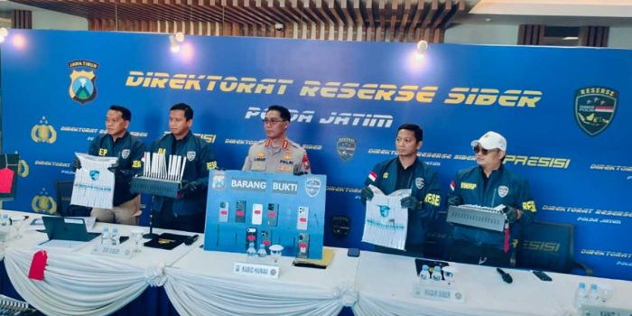 Barang bukti yang ditunjukkan dalam kasus sindikat manipulasi data pribadi di Mapolda Jatim.